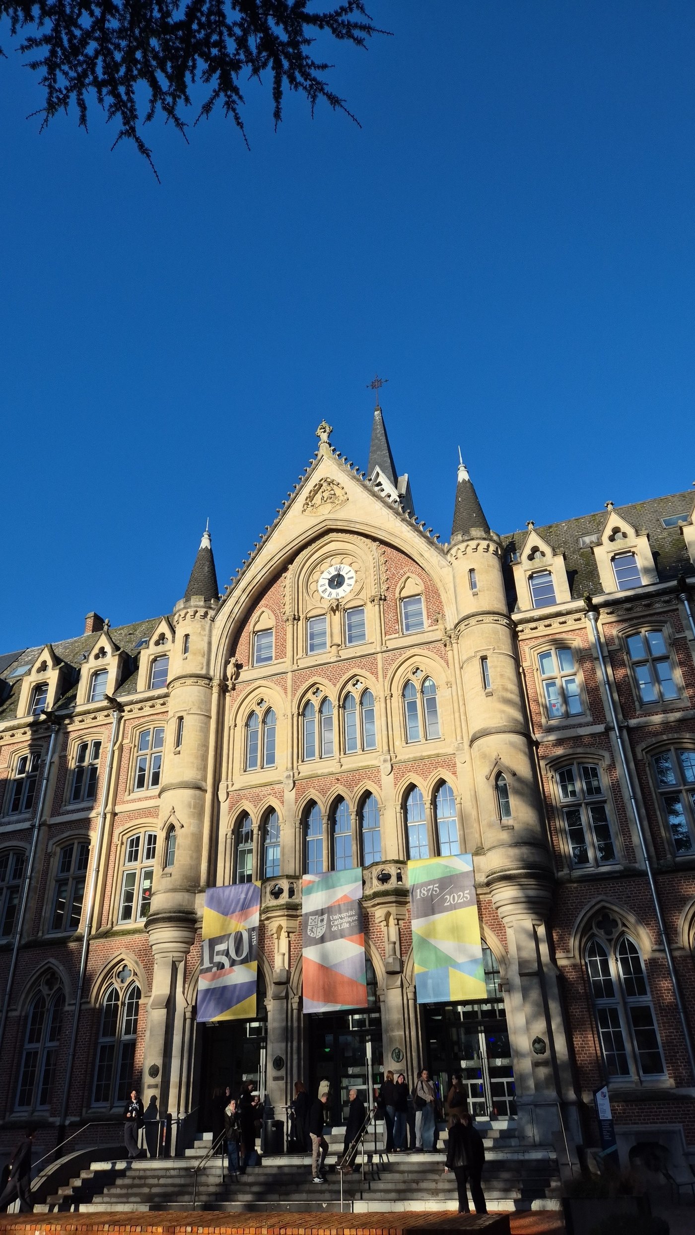 Façade néogothique de l'Université Catholique de Lille, ornée des banderoles des 150 ans (1875-2025)